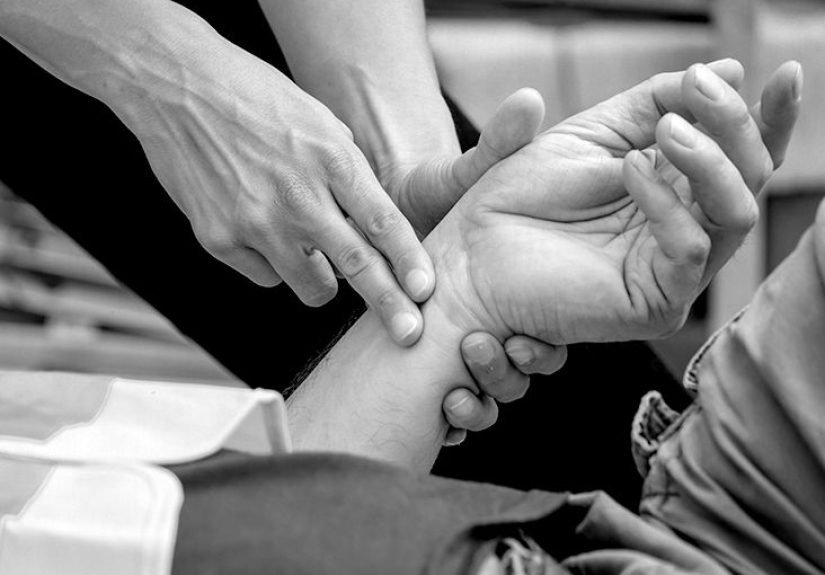 First aid for unconsciousness: What to do and when to seek help