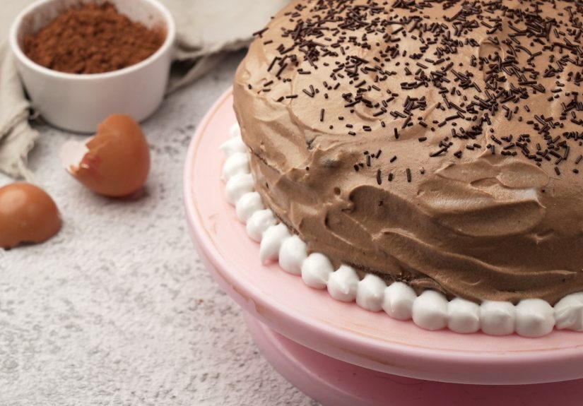 How to Bake a Two Layer Cake: An Easy Guide for Beginners