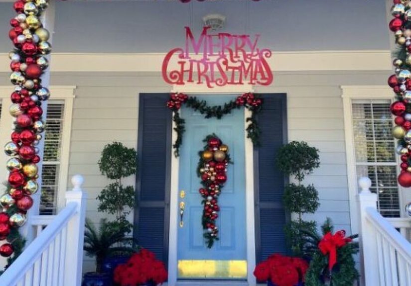 Easy Outdoor Christmas Archway Decoration for Front Porch DIY